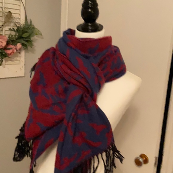 Body shawl blue with red birds on one side Red with blue birds on the reverse . - Picture 2 of 3